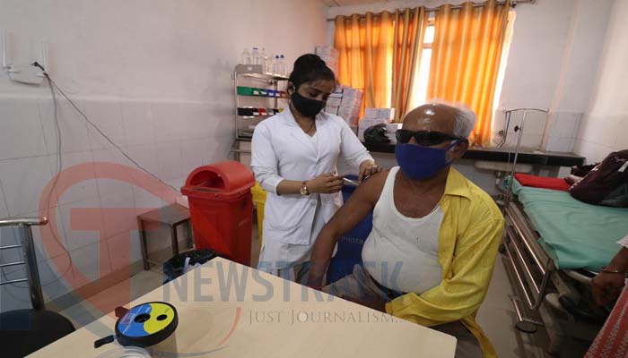 Senior Citizen Corona Vaccine Balrampur Hospital-2