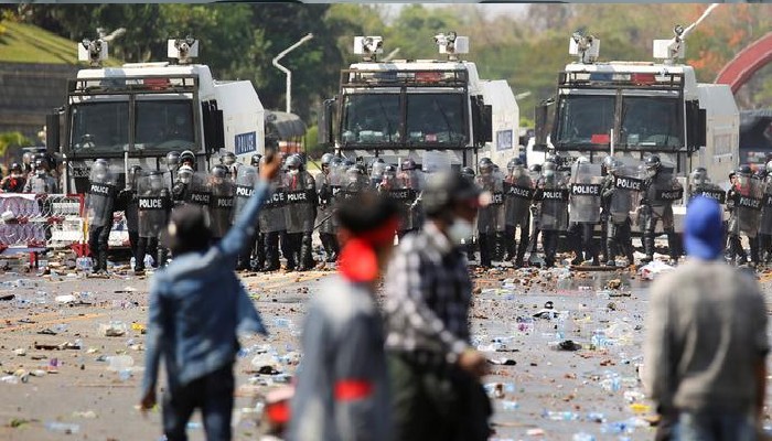 लाशों की गिनती बढ़ी, देश की सेना बनी काल, प्रदर्शनकारियों को मारी गोली