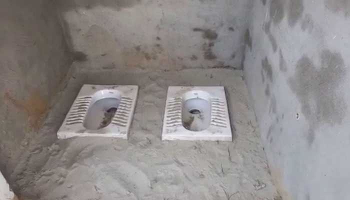 बस्ती वालों का कमाल: बनाया ऐसा शौचालय, जिसने देखा पकड़ लिया सिर