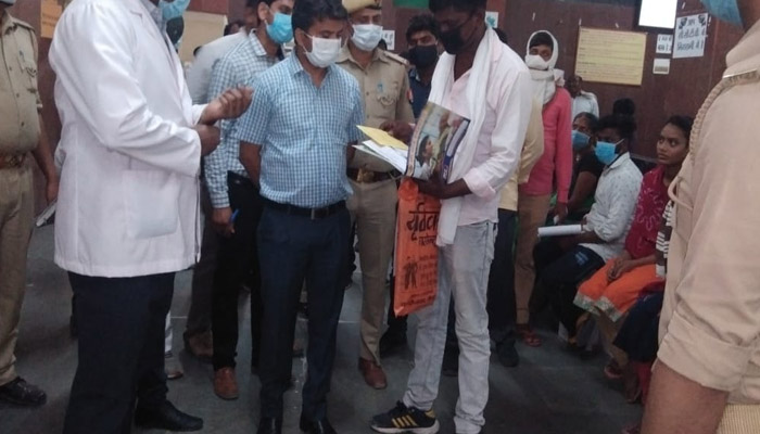 जौनपुर: सरकारी अस्पताल के डाॅक्टर मरीजों को बाहर से लिखते हैं दवाएं