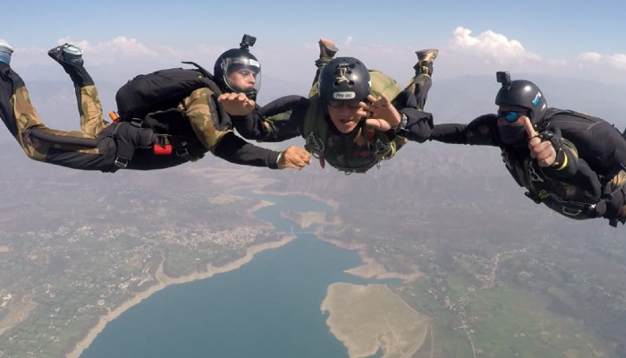 आसमान में नजर आए सैनिक, ये वीडियो देख कर कांप उठेंगे चीन-पाकिस्तान