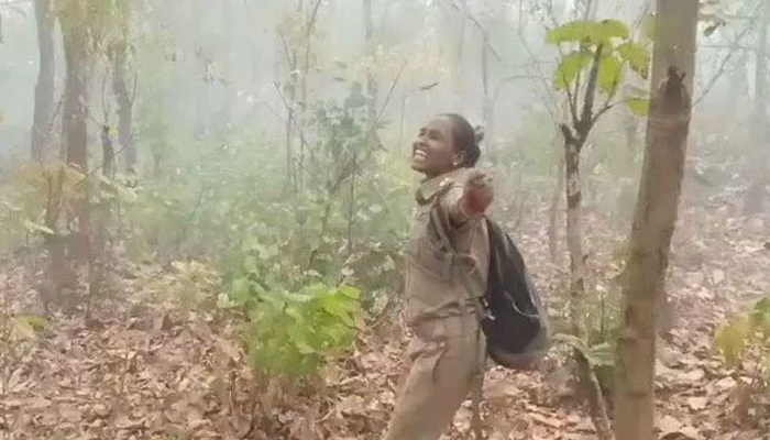 Video : अग्निकांड के बाद बारिश की बौछार, झूमती दिखी महिला फॉरेस्ट गार्ड