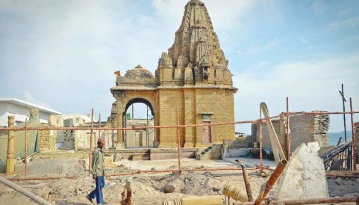 पाकिस्तान में 100 साल पुराने हिंदू मंदिर पर हमला, उप्रदवियों ने दरवाजे भी तोड़े