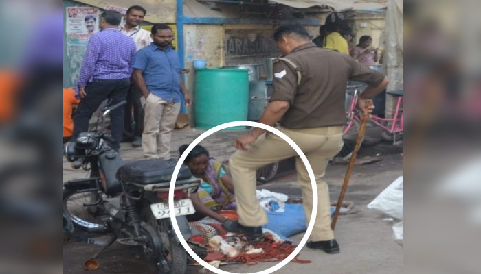 सिपाही ने रुद्राक्ष बेच रही महिला का हाथ जूते से कुचला, SSP ने तत्काल लिया एक्शन