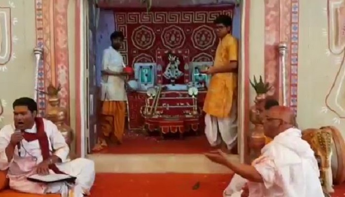 मथुरा में होली की धूमः भक्तों ने श्रीनाथजी संग खेला रंग, कान्हा के मंदिर में उड़े गुलाल