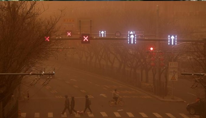 गायब हुए 300 लोग: धूल और रेत में गुम हुआ बीजिंग, तूफान के कहर से कांपा चीन