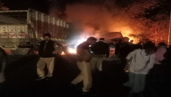 बाराबंकी में भिड़े ट्रक-ट्रेलर: सड़क पर ही जल गए दो लोग, तड़प-तड़प कर हुई मौत