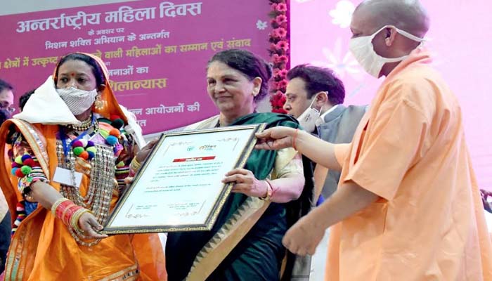 Womens Day 2021: CM योगी ने 11 महिलाओं को किया सम्मानित
