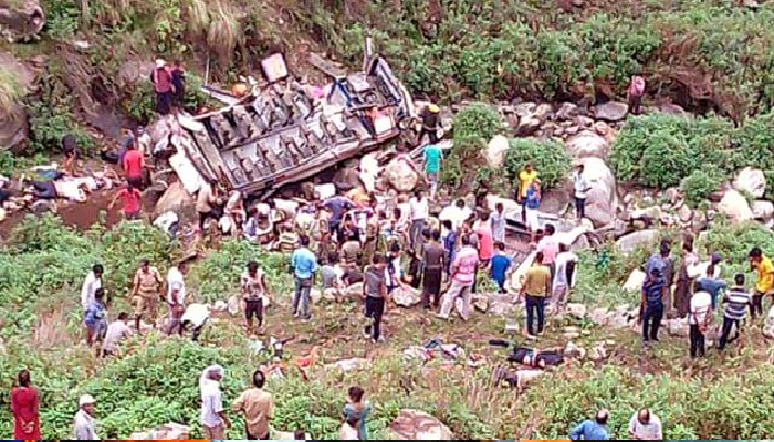 हिमाचल में दर्दनाक हादसा: खाई में गिरी यात्रियों से भरी बस, कई लोगों की मौत