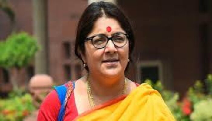 Video: महिला MLA के गाल छू रहे TMC सांसद, BJP नेता ने उठा दिया बड़ा सवाल