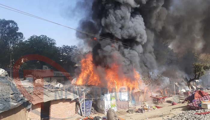 बस्ती में लगी भीषण आग: सीतापुर रोड पर दर्जन भर जलकर हुए ख़ाक, देखें तस्वीरें