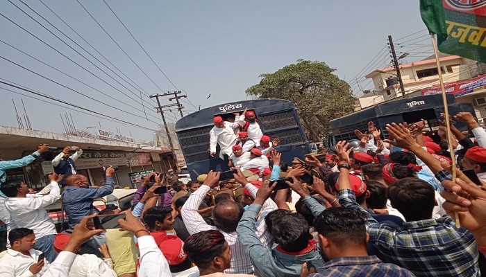 गोरखपुर में हंगामा: अखिलेश पर मुकदमे को लेकर सपा का प्रदर्शन, पुलिस बल तैनात
