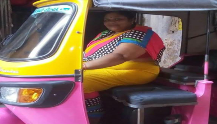 गोरखपुर: झिझक छोड़ चौराहों पर अपनी ऑटो में सवारी भरती हैं संगीता चौधरी