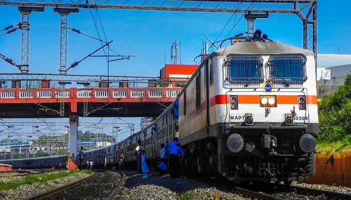 यात्रियों को तगड़ा झटका: रेलवे ने बढ़ाए टिकट के दाम, जानें कहां-कहां बढ़ी कीमत
