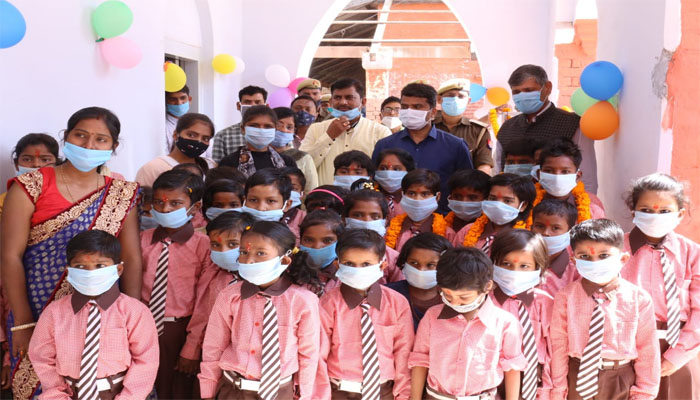 टन-टन बजी स्कूल की घंटियां, जौनपुर में 11 महीने बाद खुलें, खिले बच्चों के चेहरे