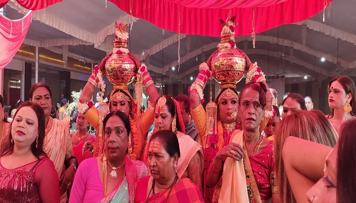 गोरखपुर में किन्नर महासम्मेलन: नाचते-गाते निकले किन्नर, फैशन देख रह गए सब दंग