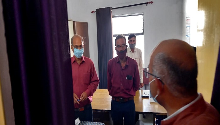 कानपुर देहात: जब विकास भवन में अचानक पहुंचे डीएम, सबकी जमकर ली क्लास