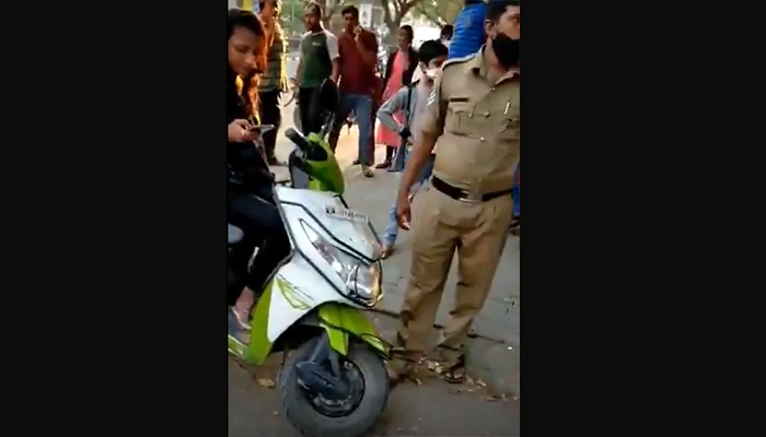 महिला पुलिस का थप्पड़ः नहीं भूलेगी ये लड़की, सोशल मीडिया पर वीडियो वायरल
