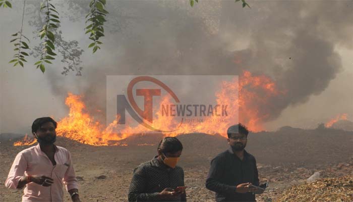 लखनऊ: LU के कुलपति कार्यालय के बगल में कूड़े में लगी भीषण आग, देखें तस्वीरें