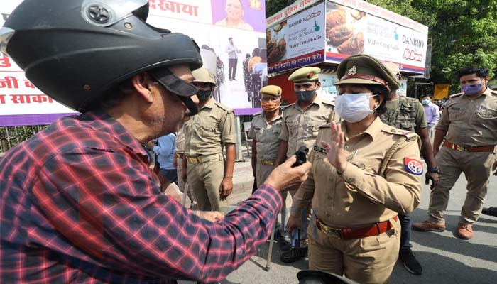 लखनऊ में बढ़ता कोरोना: बैंक और बड़े चौराहों पर पुलिस ने की मास्क चेकिंग, देखें तस्वीरें