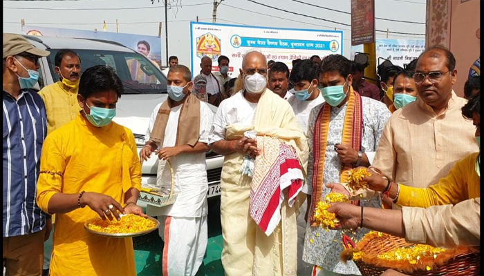मथुरा: वैष्णव कुंभ में शामिल हुए रमेश भाई ओझा, भक्तजनों ने किया भव्य स्वागत
