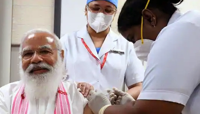 पुडुचेरी-केरल की नर्सों ने लगाया पीएम मोदी को टीका, कंधे पर दिखा असमिया गमछा