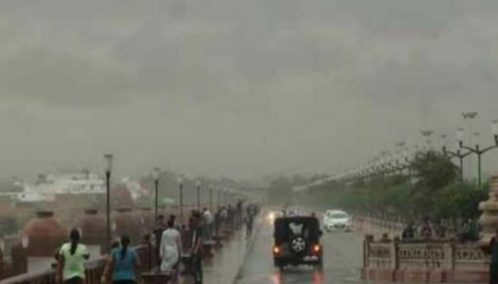 रिम-झिम बारिश से भीगा लखनऊ, राजधानी में छाए काले बादल, जानें मौसम का हाल