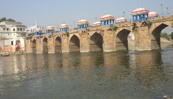 जौनपुर का ऐतिहासिक शाही पुल, होता जा रहा जर्जर, किसी को नहीं रहा याद