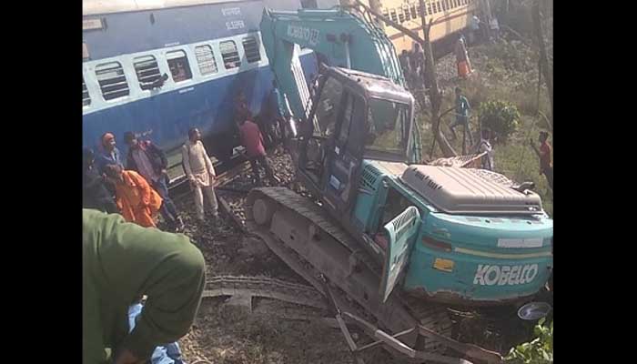 ट्रेन-JCB की जोरदार टक्कर: बिहार में भयानक हादसा, चालक गंभीर रूप से घायल