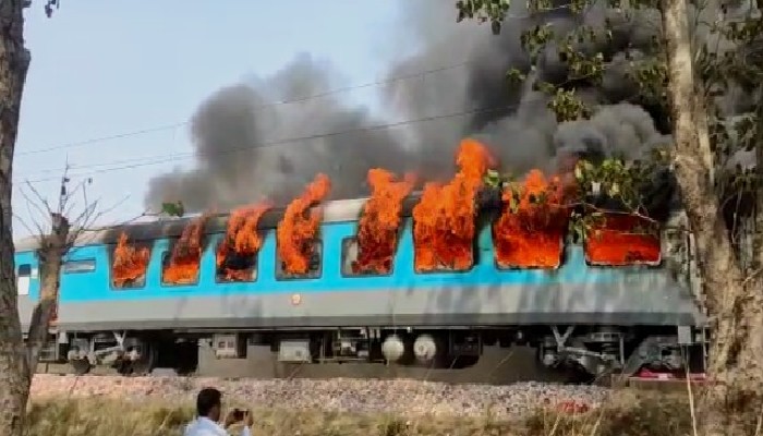 आग से दहकी शताब्दी एक्सप्रेस: धूँ-धूँ कर जली सारी बोगियां, देख रेलवे में मचा हड़कंप