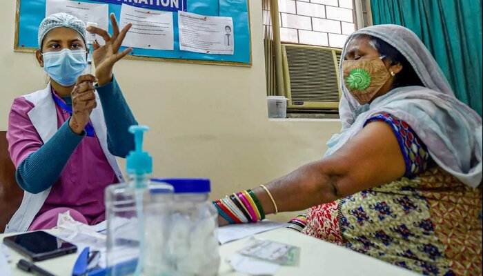 महिला दिवस पर 3000 से अधिक वैक्सीनेशन सेंटर पर लगा कोरोना का टीका