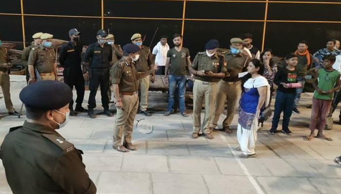 वाराणसी: जब पुलिस कप्तान अंकल ने थामा रैकेट, तो खिल उठे मासूम बच्चों के चेहरे